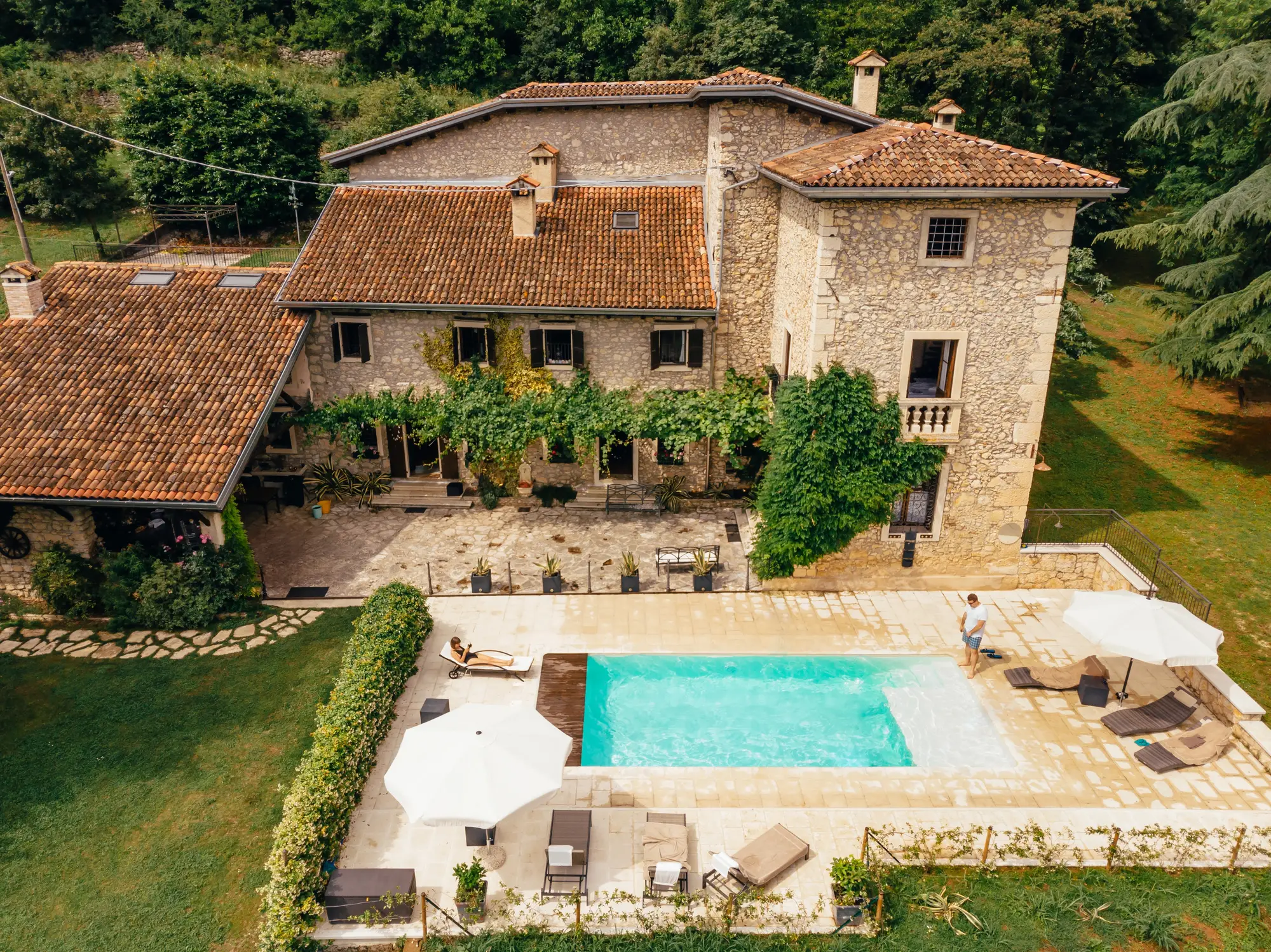 Vista aerea di lussuoso agriturismo con piscina in Toscana, esempio di proprietà gestita con cura da Tuscany Home Management.
